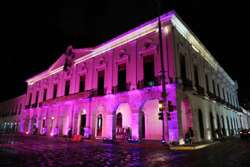 En el Día Internacional de la lucha contra el Cáncer de Mama, iluminan de rosa el Palacio de Gobierno