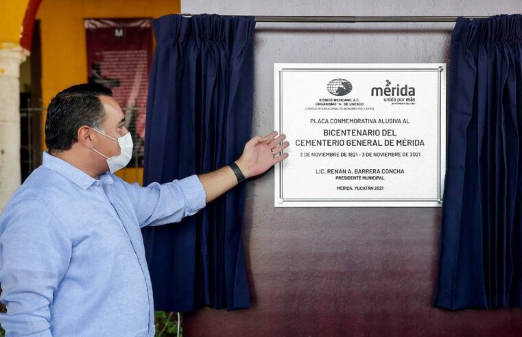 Develan placa por los 200 años del Cementerio General