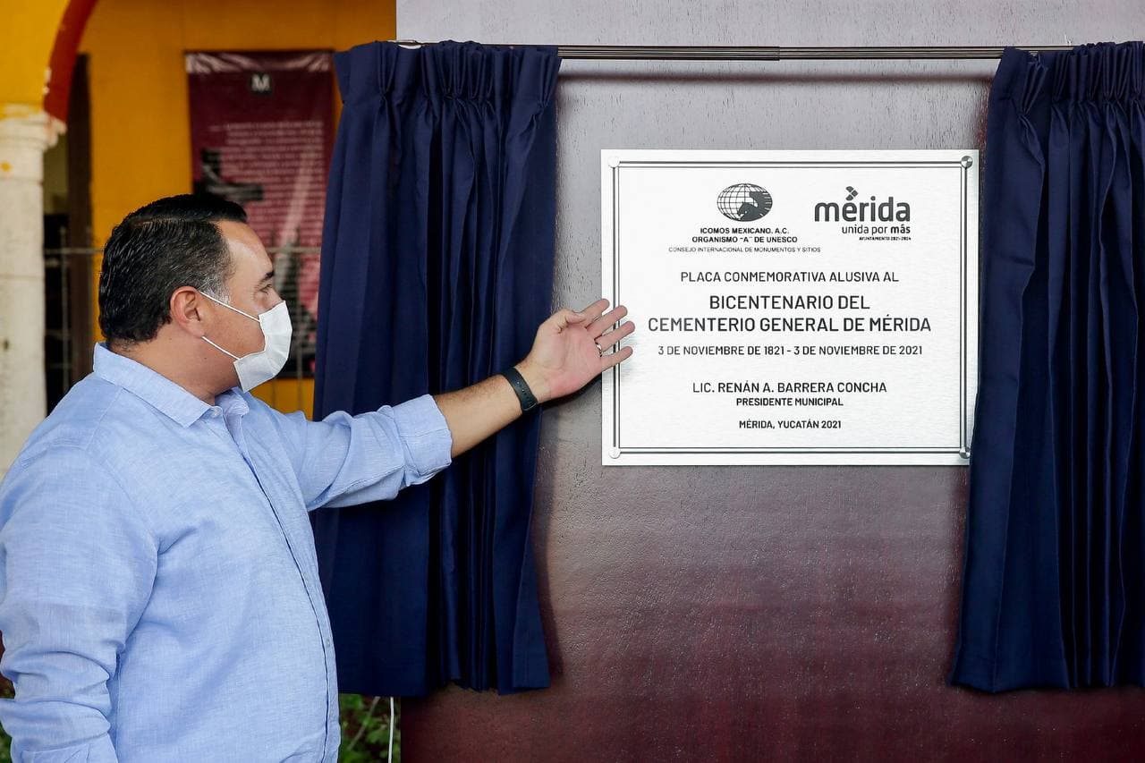 Develan placa por los 200 años del Cementerio General