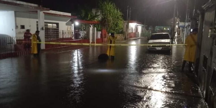 Protección Civil apoya a población de Tizimín ante fuerte lluvia