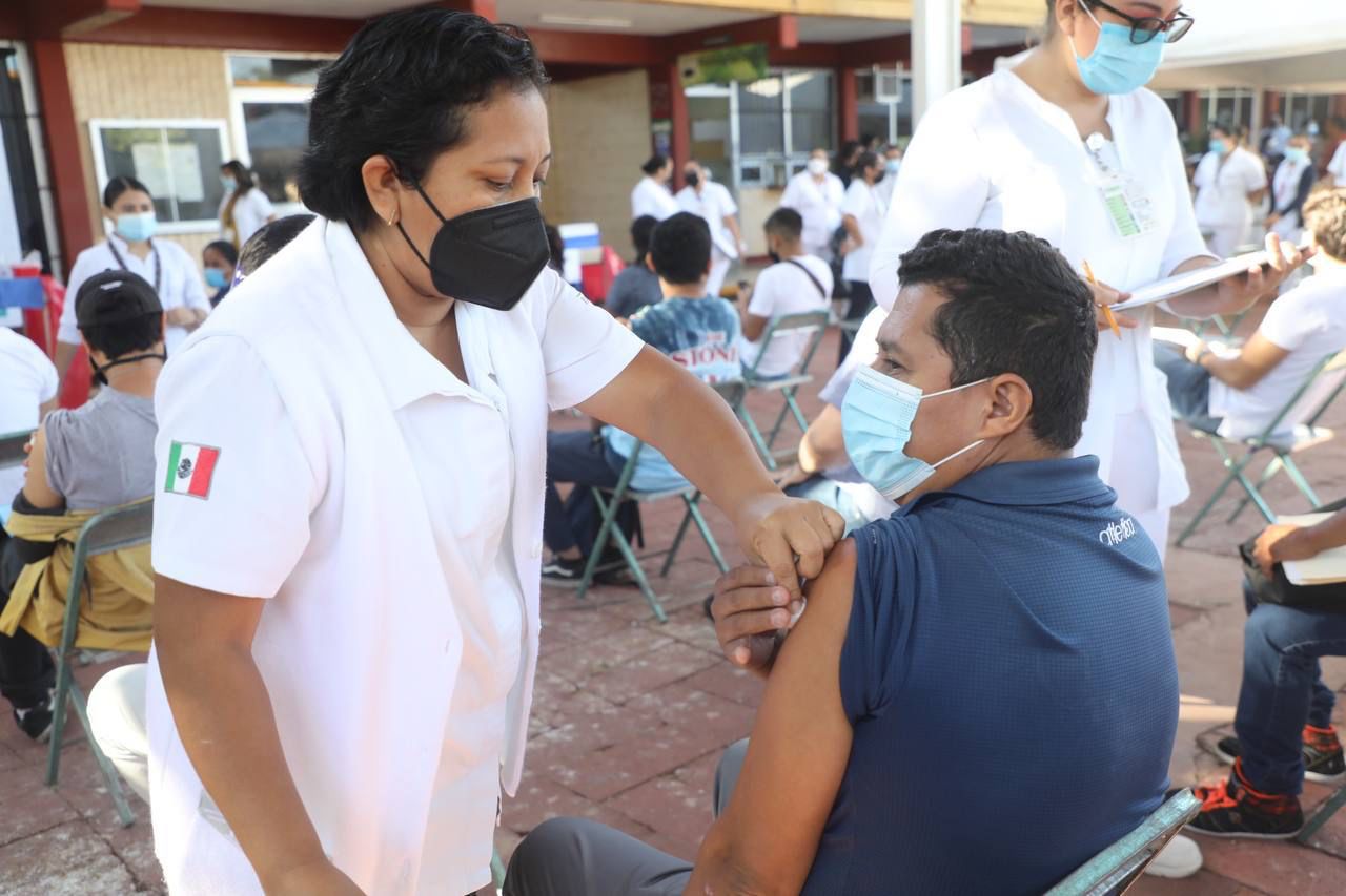 Meridanos de 18 a 29 años reciben ya su  segunda dosis contra el Coronavirus