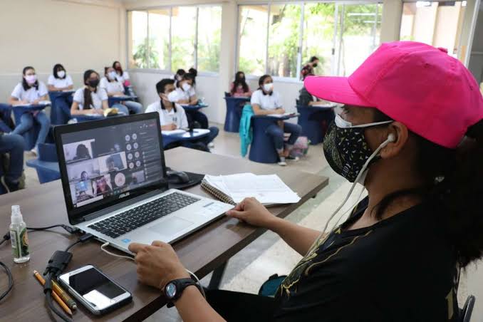 Obliga la UADY a maestros a regresar a clases ahora que vencieron sus vacunas