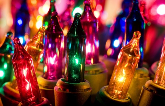 Advierten de riesgos por comprar luces navideñas piratas