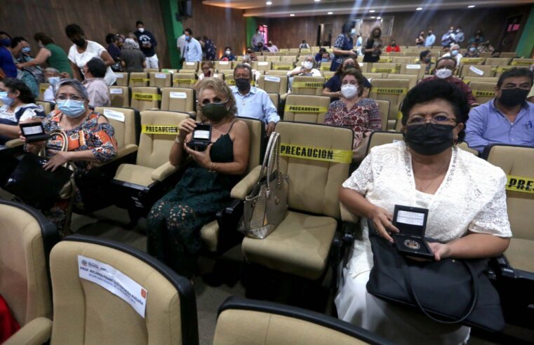 Reconocen a docentes con 40 años de servicio en Yucatán