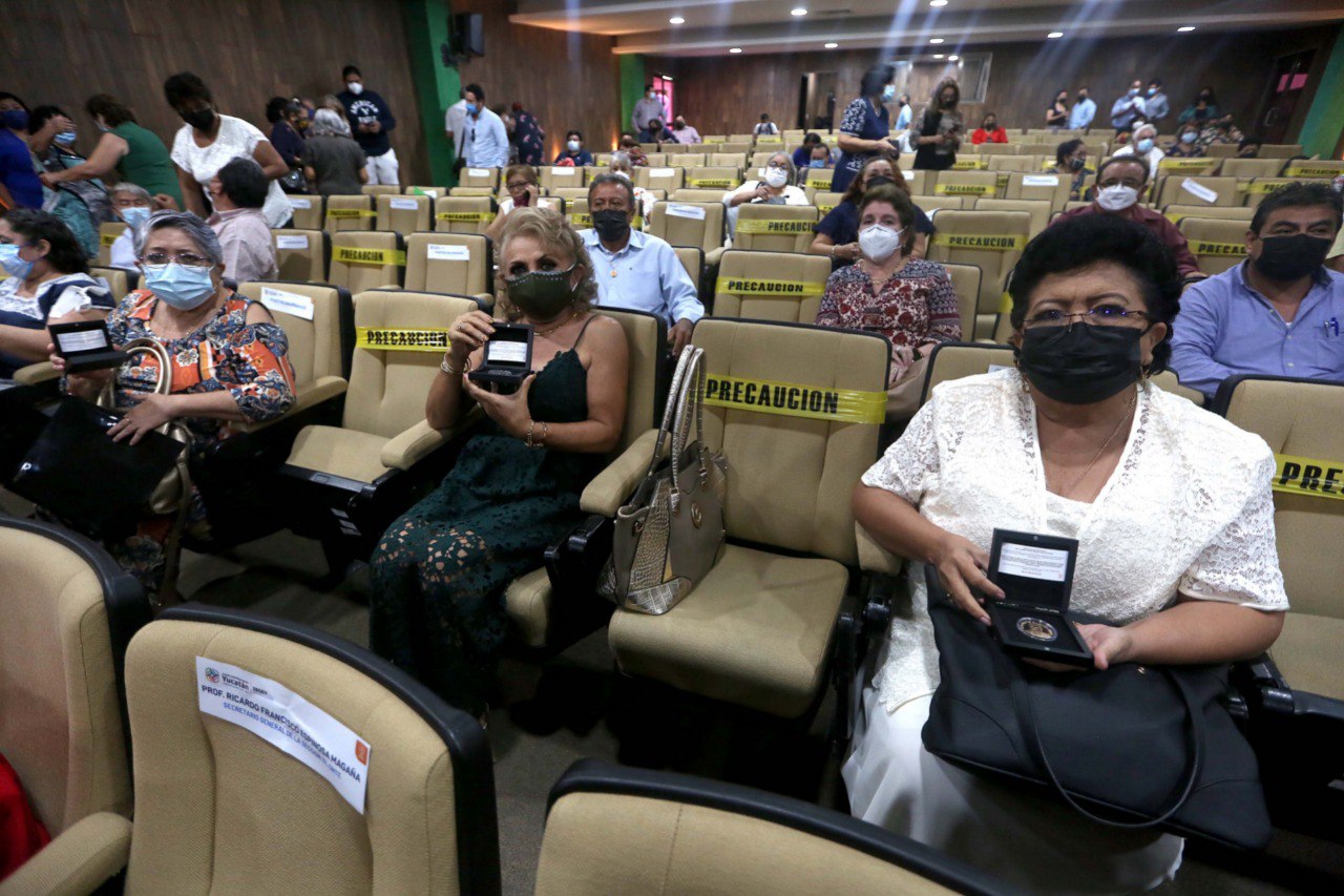 Reconocen a docentes con 40 años de servicio en Yucatán