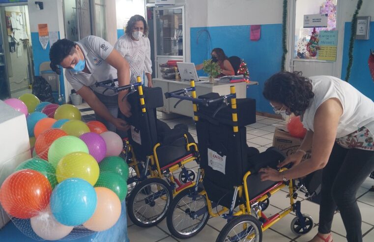 Beneficencia Pública entrega sillas de ruedas a niñas y niños del Caimede