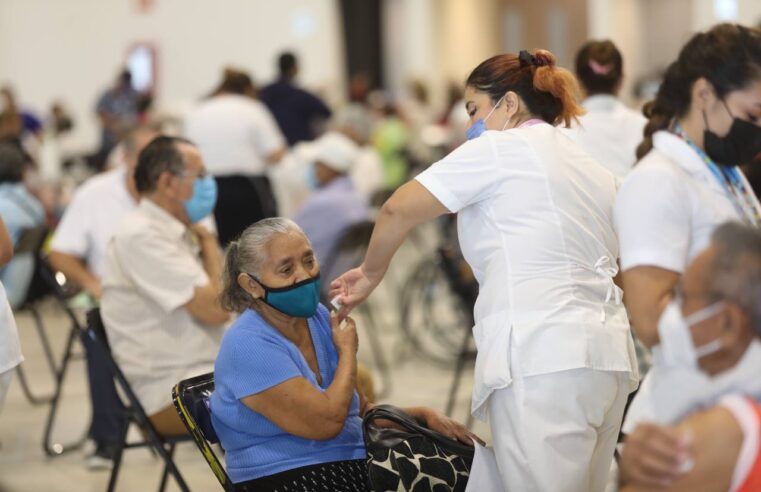 Adultos mayores de Mérida reciben ya refuerzo de la vacuna contra Covid-19