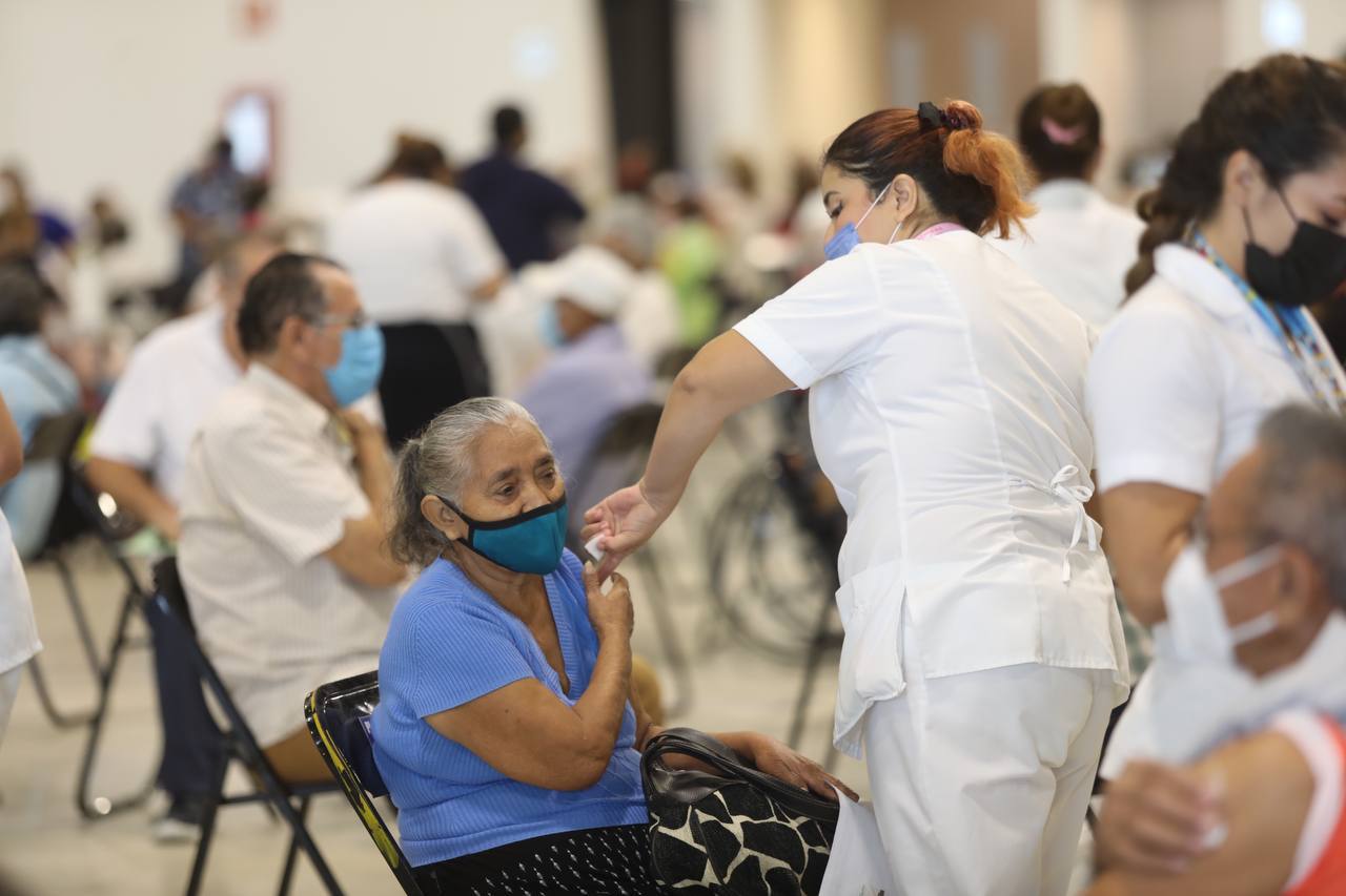 Adultos mayores de Mérida reciben ya refuerzo de la vacuna contra Covid-19