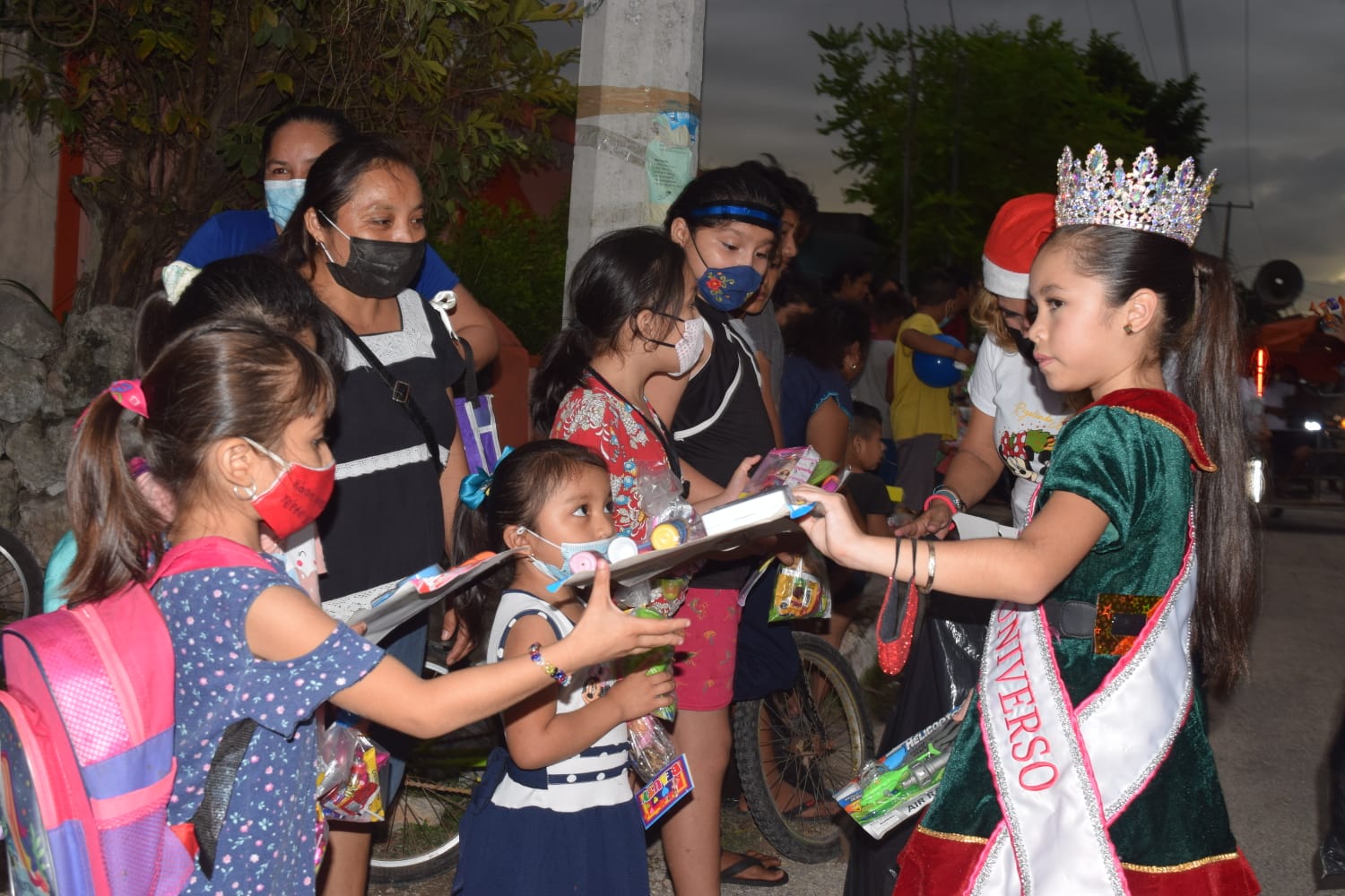 Renata González y ‘Regalando Sonrisas’ llevan felicidad a niños de Kimbilá