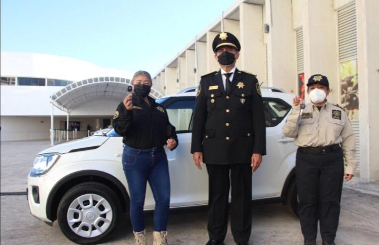 Dos mujeres policías ganan autos nuevos en sorteo navideño de la SSP