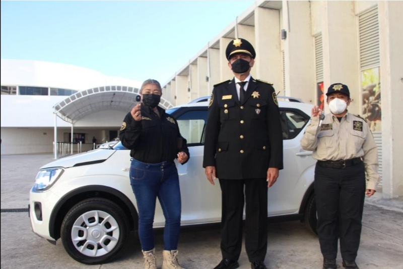 Dos mujeres policías ganan autos nuevos en sorteo navideño de la SSP