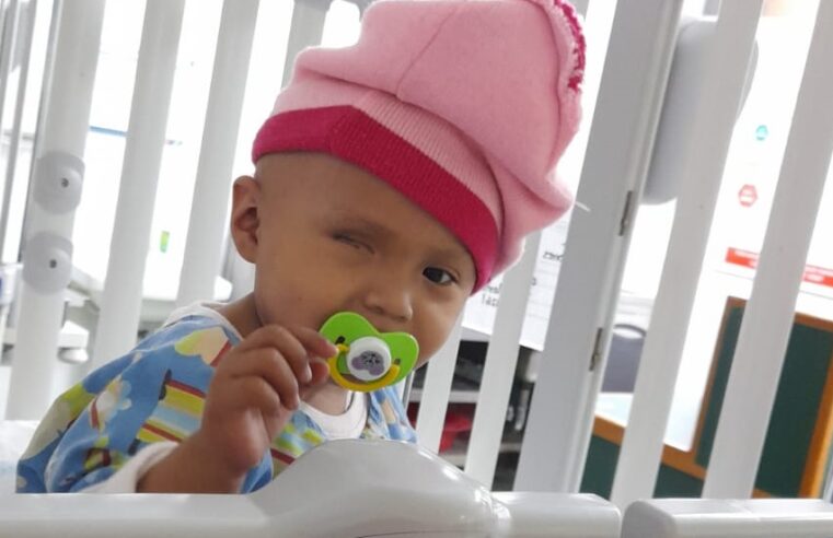 Ayuda a una madre a salvarle el ojo a su hijita atacada por el cáncer