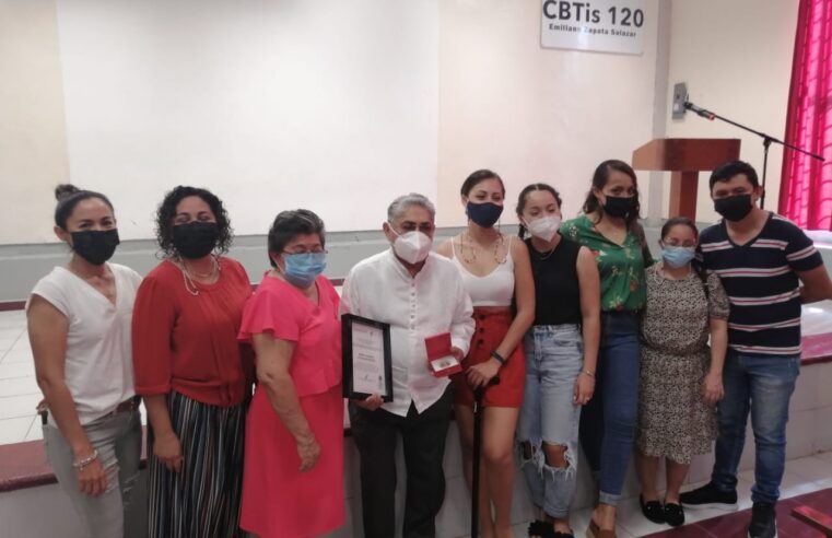 Reconocen 30 años de servicio a docente del Cbtis 120