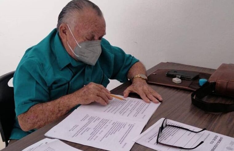 Yucateco de 84 años concluye sus estudios de primaria