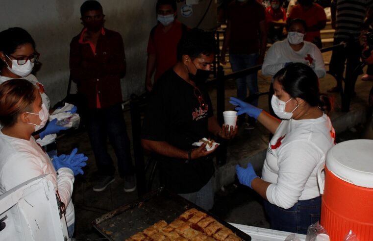 Voluntarios de Cruz Roja reparten café y pan en hospitales meridanos