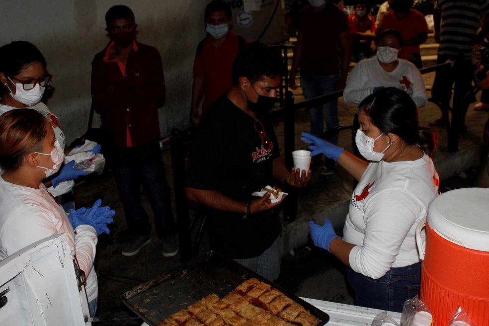 Voluntarios de Cruz Roja reparten café y pan en hospitales meridanos