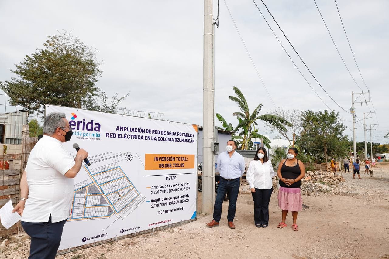 Renán Barrera entrega viviendas a familias afectadas por incendio en Dzununcán