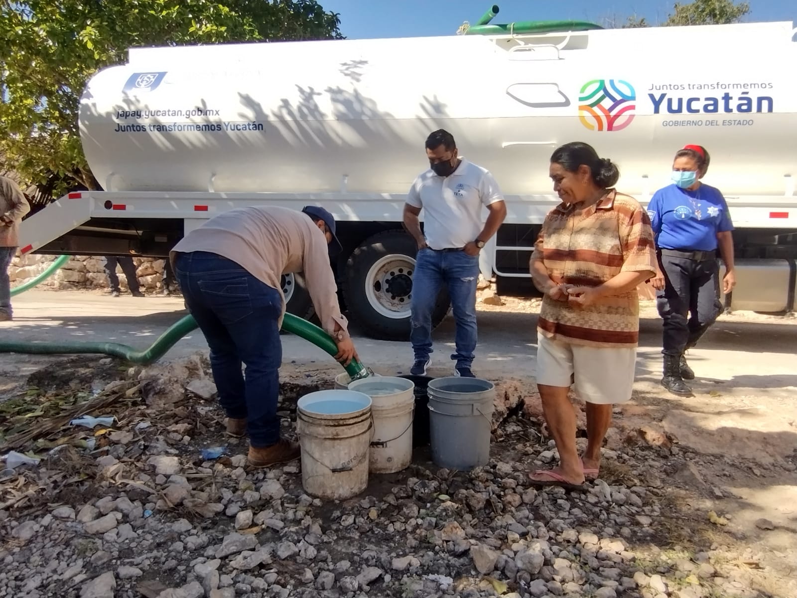 Habitantes de Teya se quedan sin agua: la Japay les envía pipa con 20 mil litros