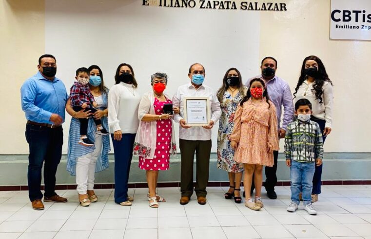 Maestro del CBTis 120 de Chuburná recibe medalla por 40 años de servicio