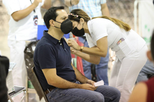 Mauricio Vila recibe la vacuna de refuerzo contra el coronavirus