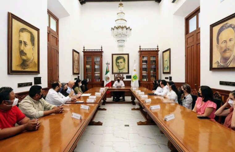 Reconoce Vila a jóvenes yucatecas por sus éxitos en Olimpiada de Matemáticas