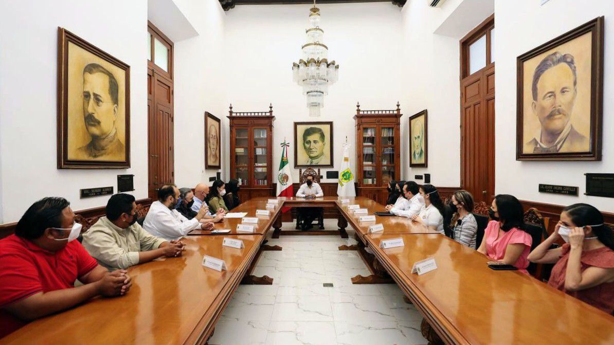 Reconoce Vila a jóvenes yucatecas por sus éxitos en Olimpiada de Matemáticas