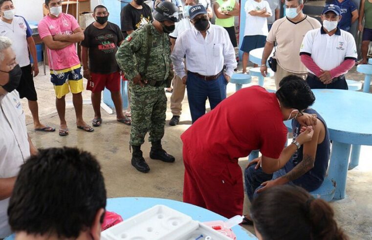 Internos del Cereso de Mérida reciben vacuna de refuerzo