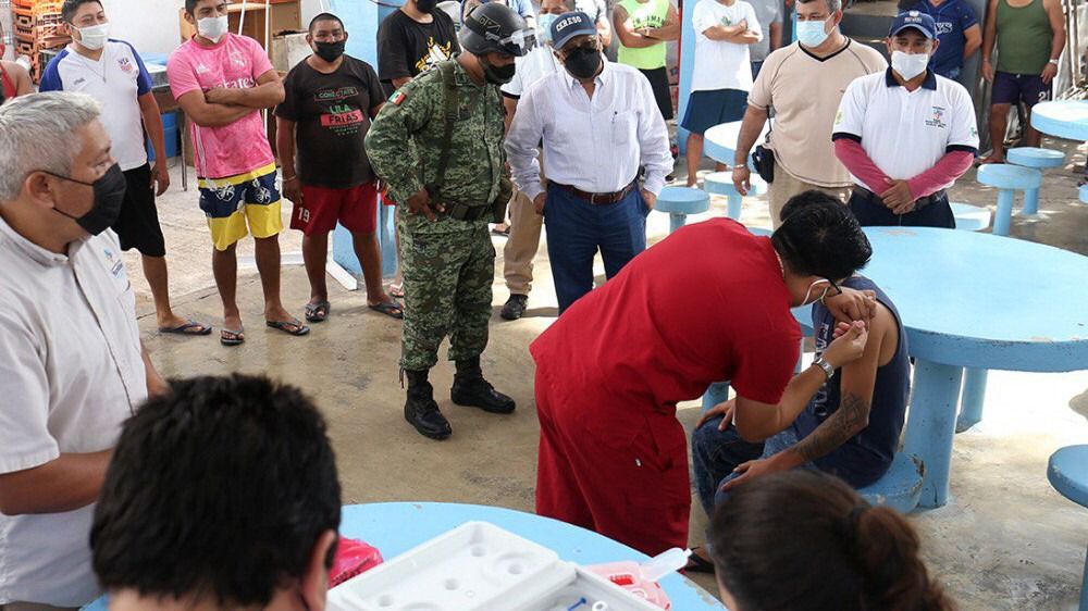 Internos del Cereso de Mérida reciben vacuna de refuerzo