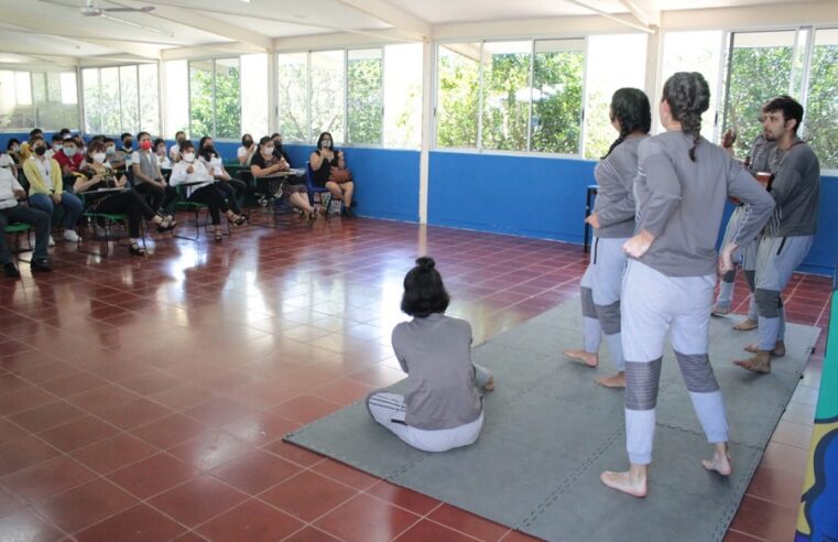 Con teatro, refuerzan la tradición de contar cuentos