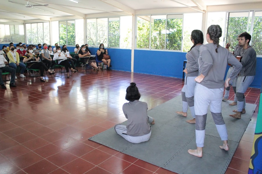 Con teatro, refuerzan la tradición de contar cuentos