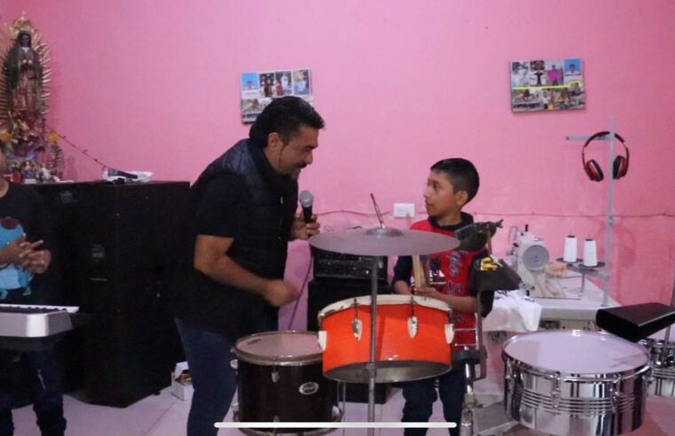 Paleto, ex vocalista de Junior Klan, lleva instrumentos a pequeños músicos yucatecos