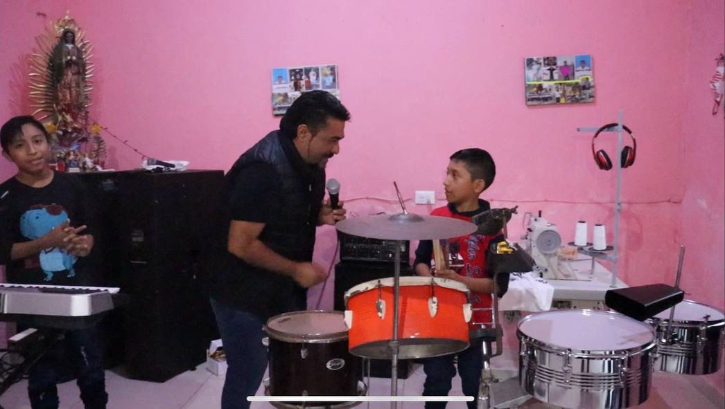 Paleto, ex vocalista de Junior Klan, lleva instrumentos a pequeños músicos yucatecos