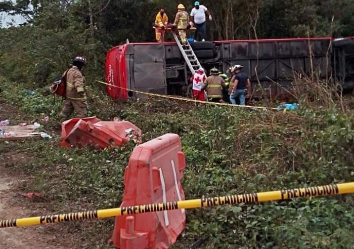 Chocan volquete del Tren Maya y el ADO en la Mérida-Cancún: 8 muertos y 15 heridos