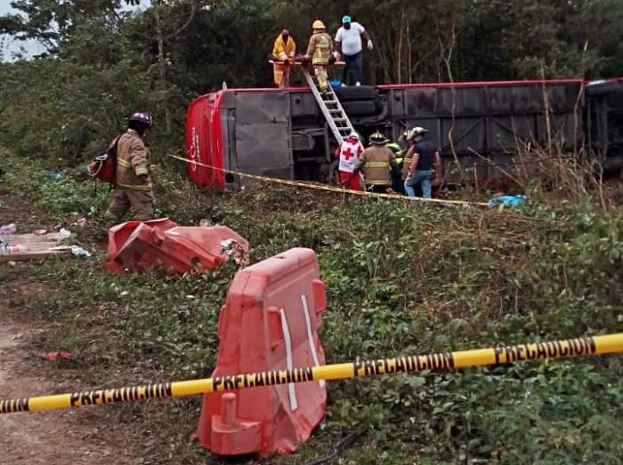 Chocan volquete del Tren Maya y el ADO en la Mérida-Cancún: 8 muertos y 15 heridos