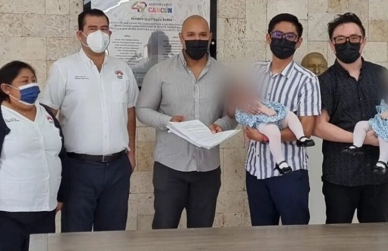 Pareja de hombres registra en Quintana Roo a sus hijas nacidas de un vientre prestado