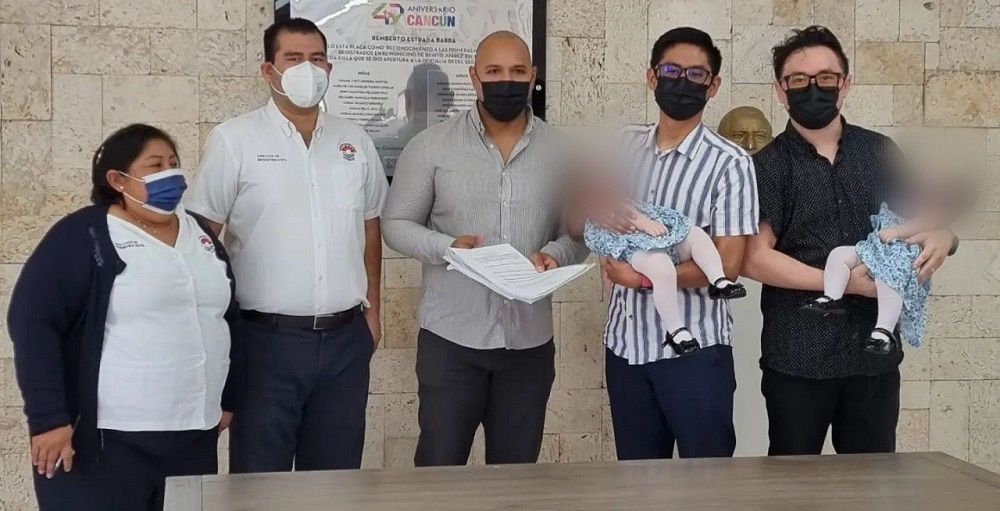 Pareja de hombres registra en Quintana Roo a sus hijas nacidas de un vientre prestado