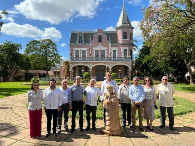 Familia de la casta divina devuelve histórica escultura