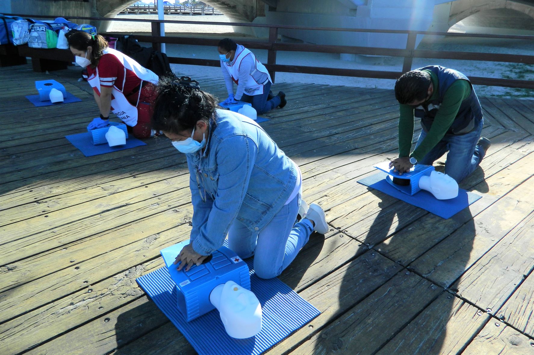 Imparten taller sobre como reaccionar ante un infarto, en el malecón de Progreso