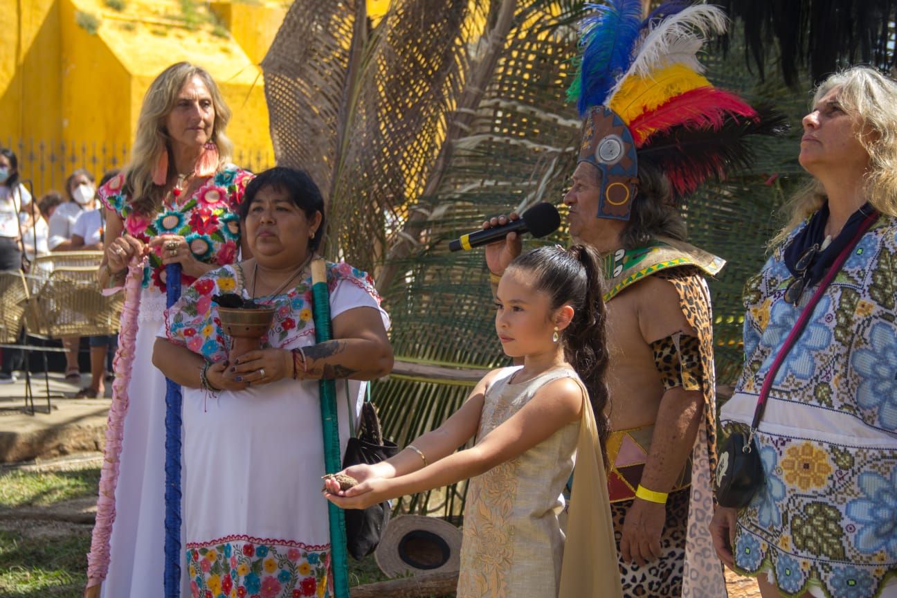 En voz de la ceiba, Renata González da la bienvenida al Festival Paa’ytaan en Izamal