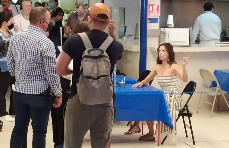 Eva Longoria visita el mercado de Santiago, en el centro de Mérida