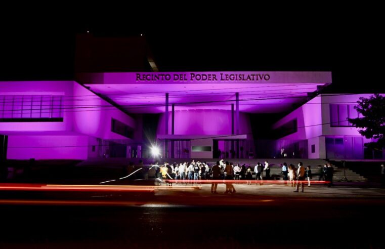 El Congreso Yucatán se ilumina de morado, por el Día Internacional de la Mujer