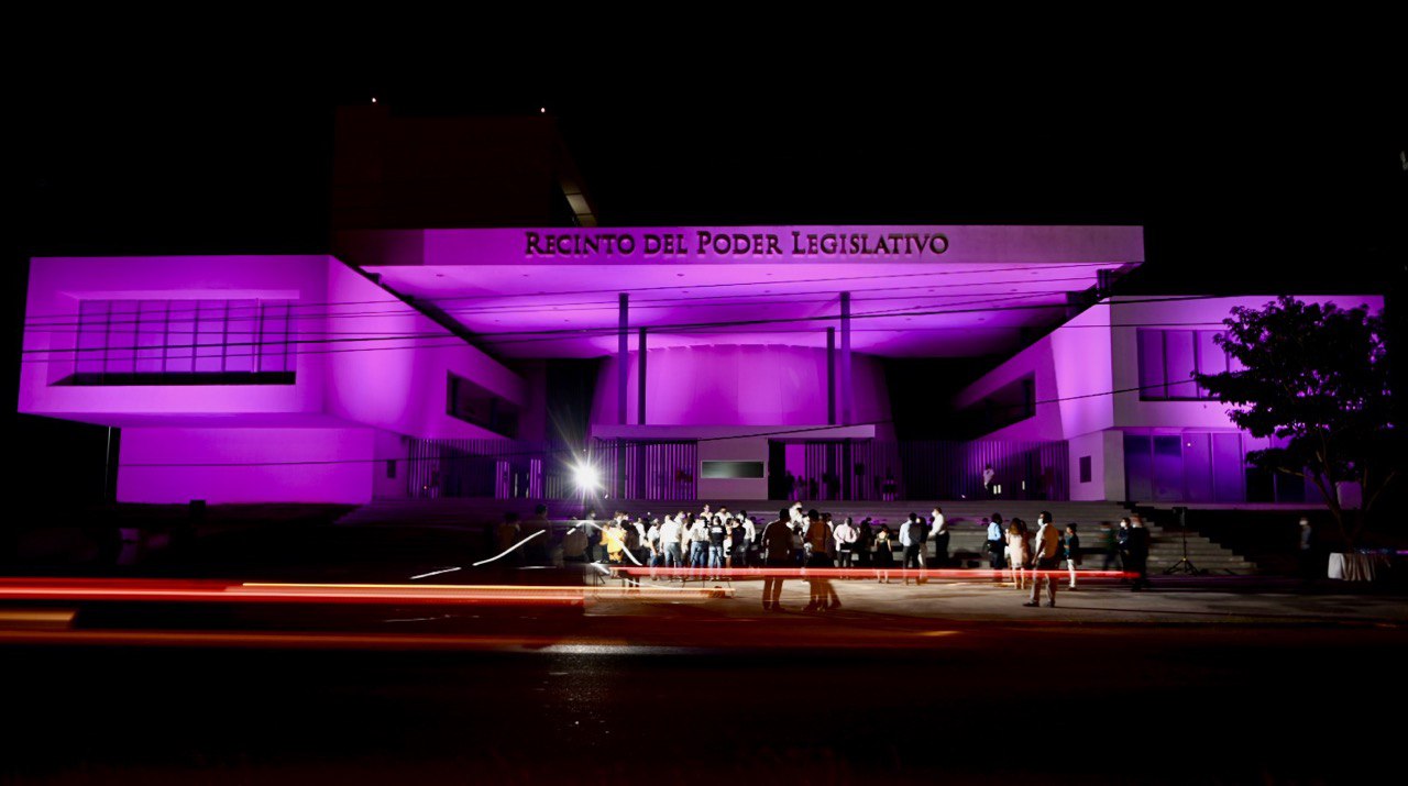 El Congreso Yucatán se ilumina de morado, por el Día Internacional de la Mujer