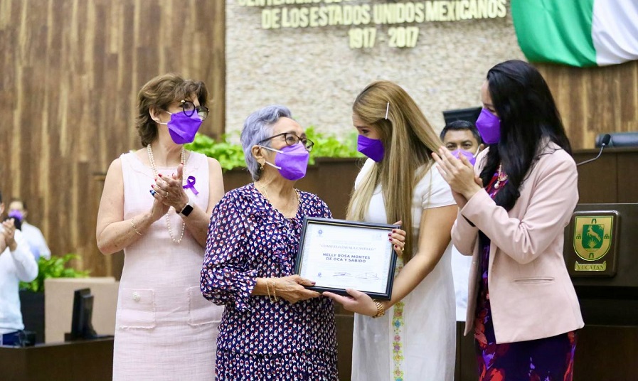 Reconocen experiencia y aportaciones de la profesora Nelly Rosa Montes de Oca