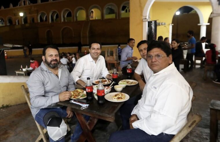 Mauricio Vila Dosal pasa la  noche en Izamal