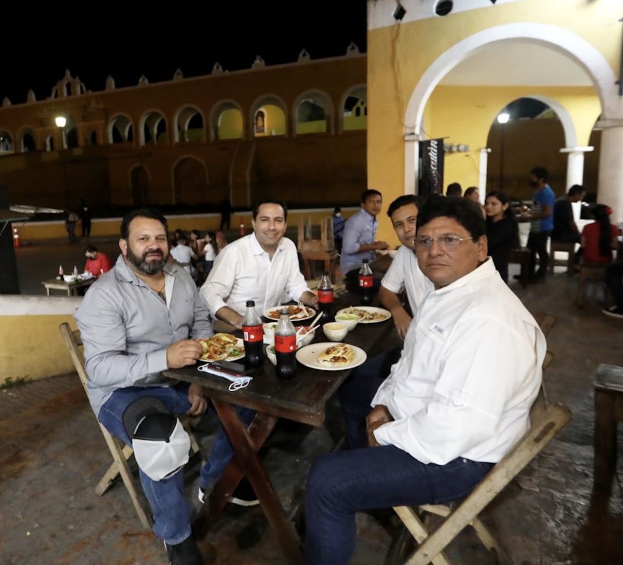 Mauricio Vila Dosal pasa la  noche en Izamal