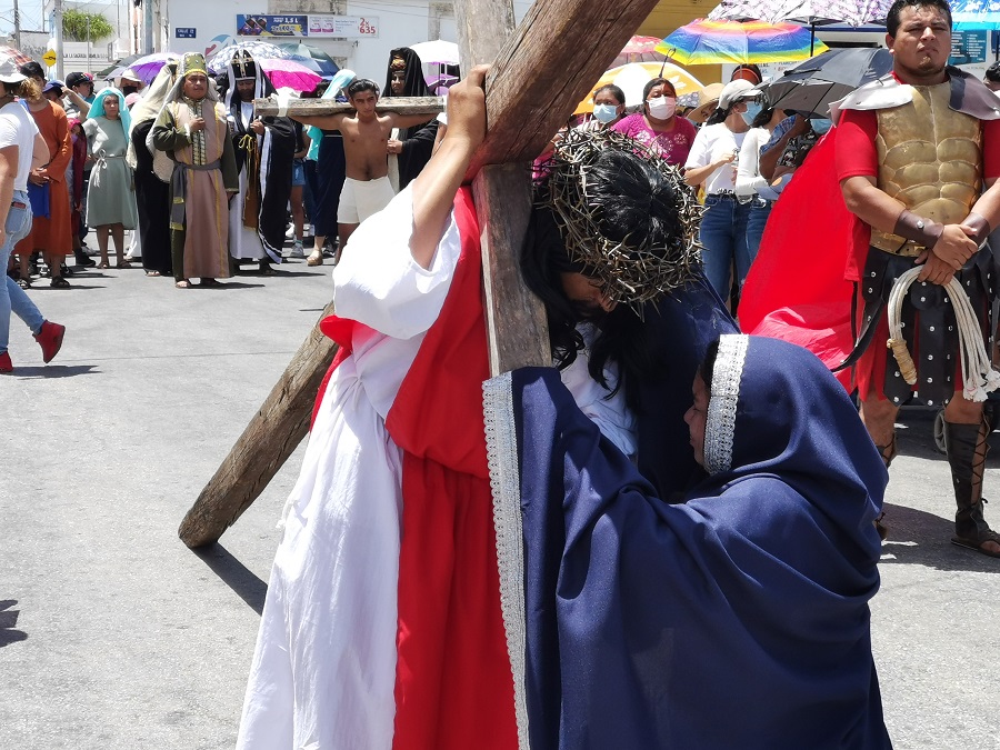 Bajo inclemente sol, realizan el viacrucis viviente en Baca