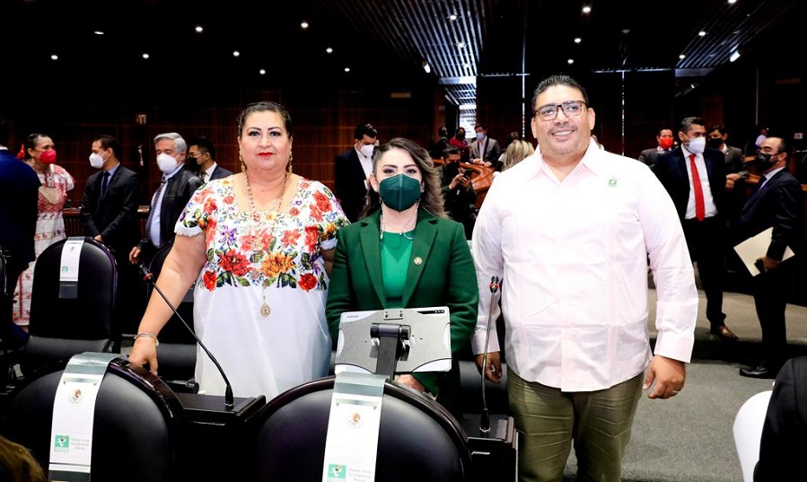 Los diputados Carmen Navarrete y Mario Peraza, ganadores de la consulta de revocación de mandato