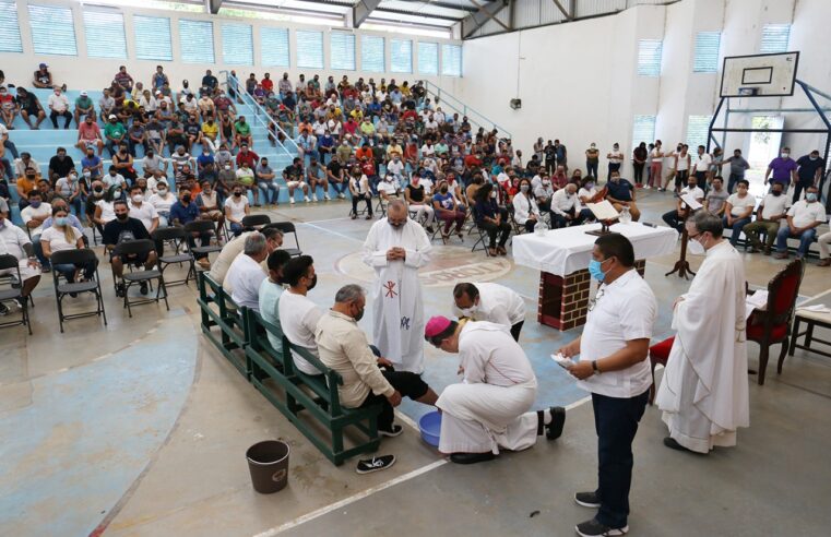 Arzobispo celebra misa de lavatorio de pies en Cereso de Mérida