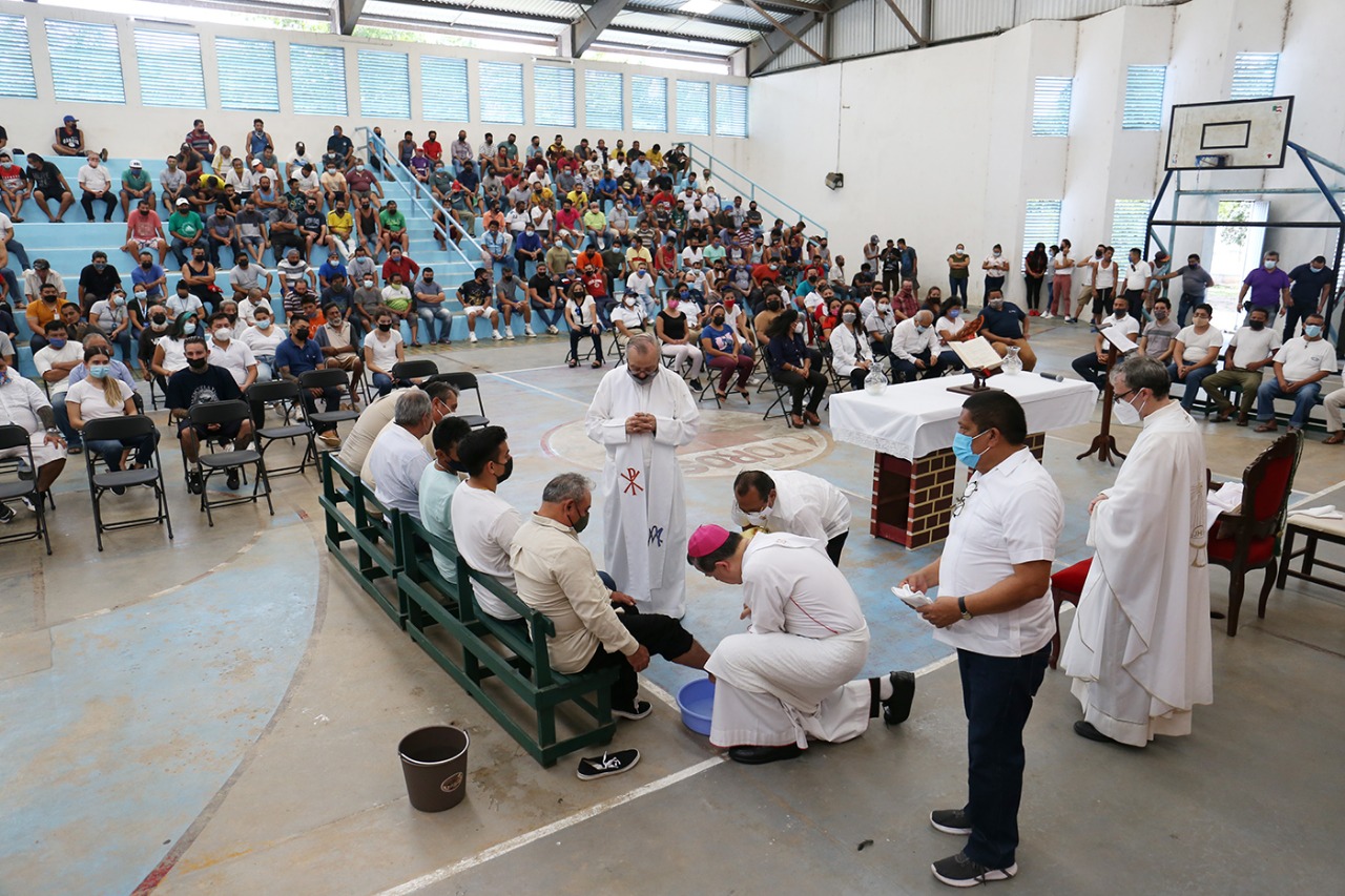 Arzobispo celebra misa de lavatorio de pies en Cereso de Mérida