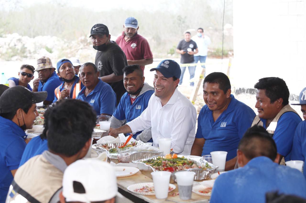 Mauricio Vila celebró junto a albañiles el Día de la Santa Cruz